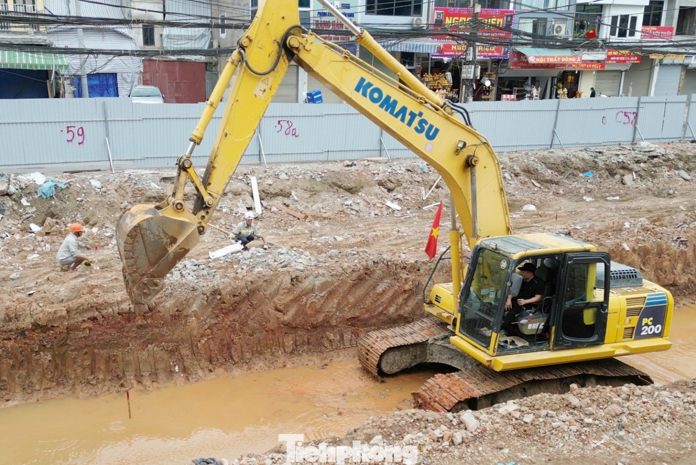 Hà Nội: Nhiều dự án giao thông công nhân 'cắm cờ, dựng trại' quyết tâm vượt tiến độ - Ảnh 3