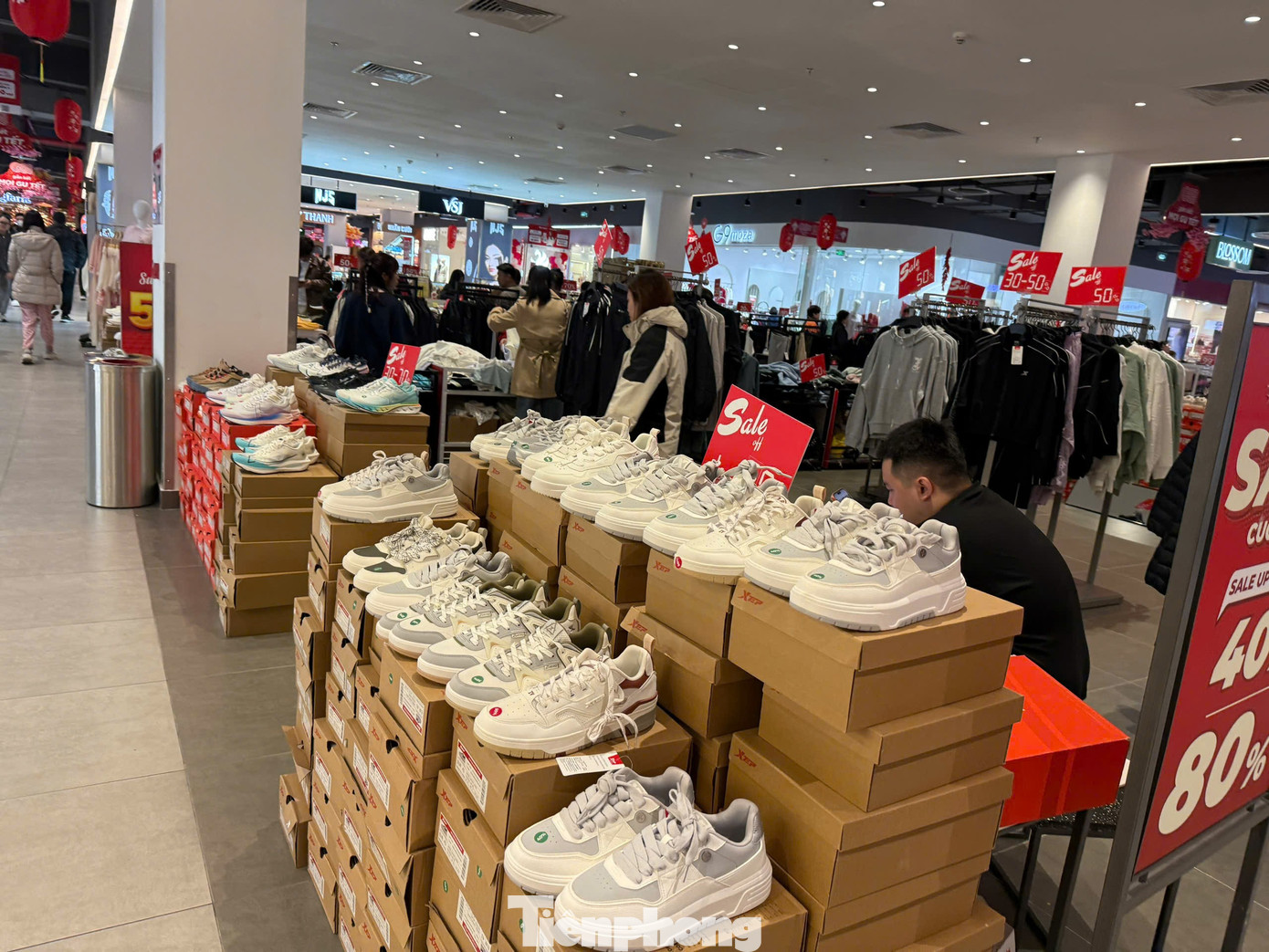 Cảnh lạ lùng tại siêu thị, trung tâm thương mại Hà Nội áp Tết - Ảnh 4