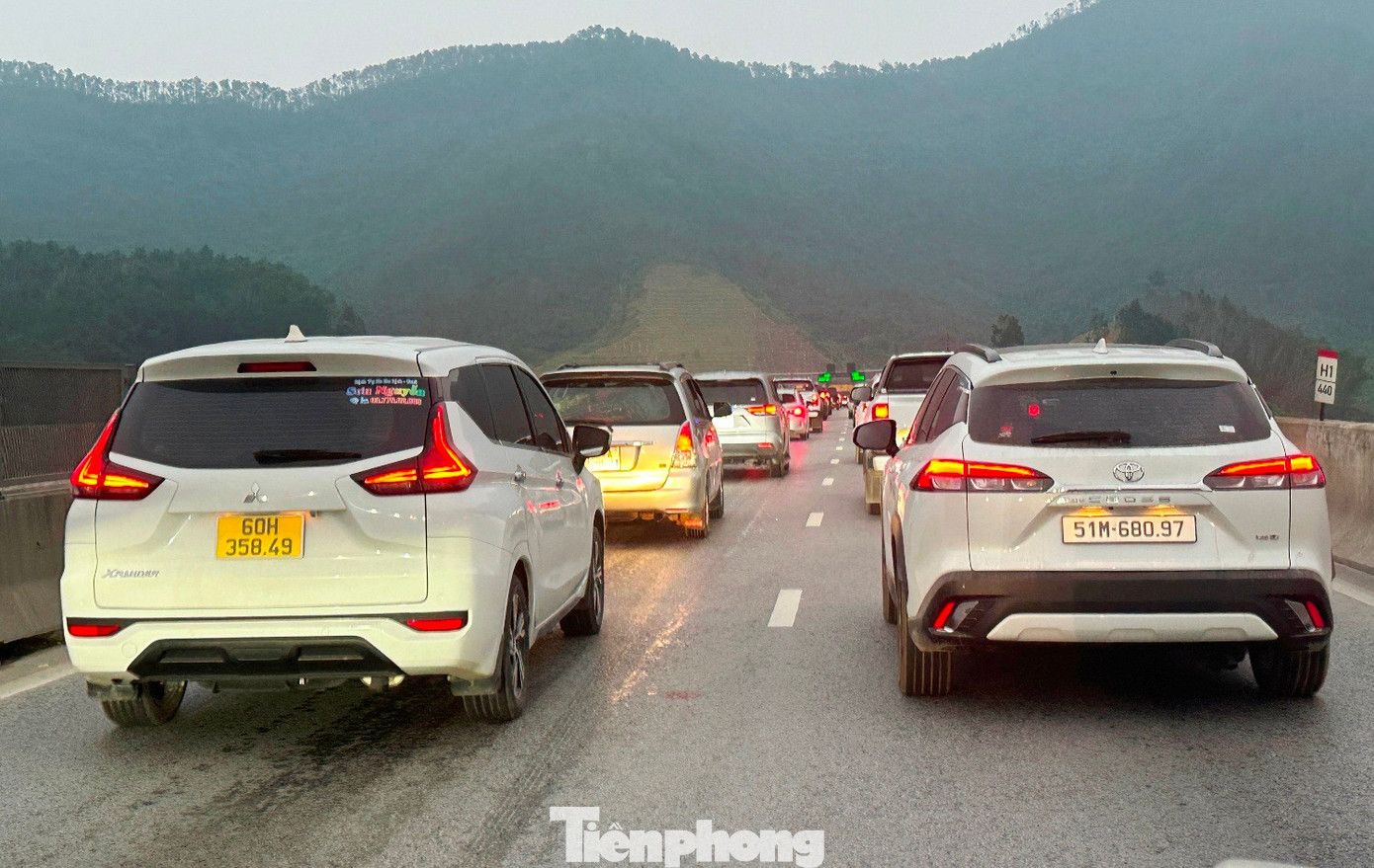Cao tốc Bắc Nam qua hầm Thần Vũ ùn tắc liên tục - Ảnh 4