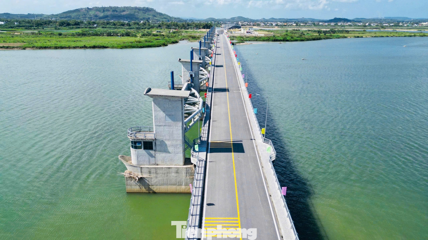 Cận cảnh đập dâng gần 1.500 tỷ đồng vừa thông xe ở Quảng Ngãi - Ảnh 7