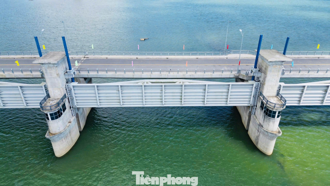 Cận cảnh đập dâng gần 1.500 tỷ đồng vừa thông xe ở Quảng Ngãi - Ảnh 8