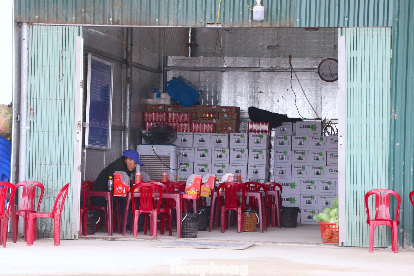 Trạm dừng nghỉ cao tốc Bắc - Nam qua Nghệ An chưa xong, tài xế xoay xở thế nào? - Ảnh 3