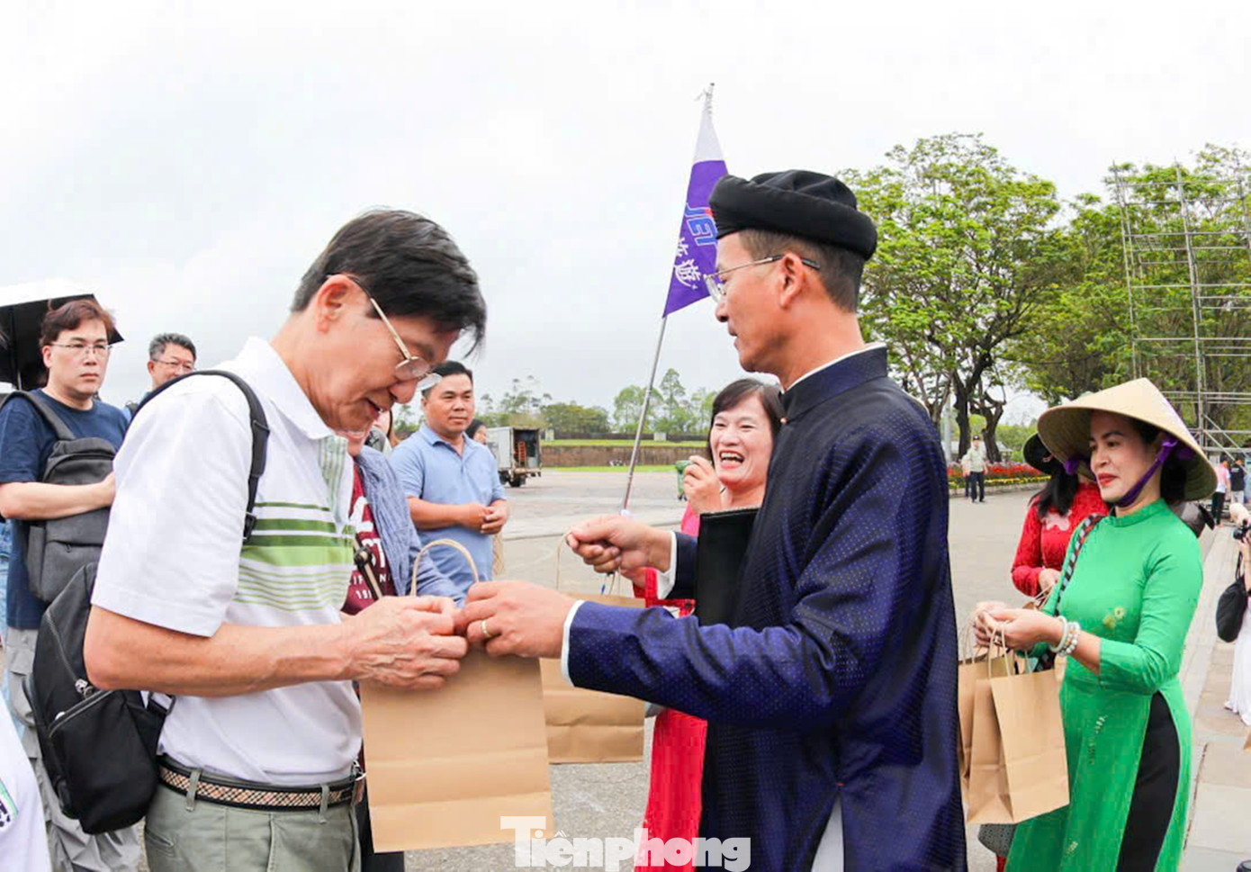 Du khách ùn ùn ‘xông đất’ Đại nội Huế - Ảnh 9