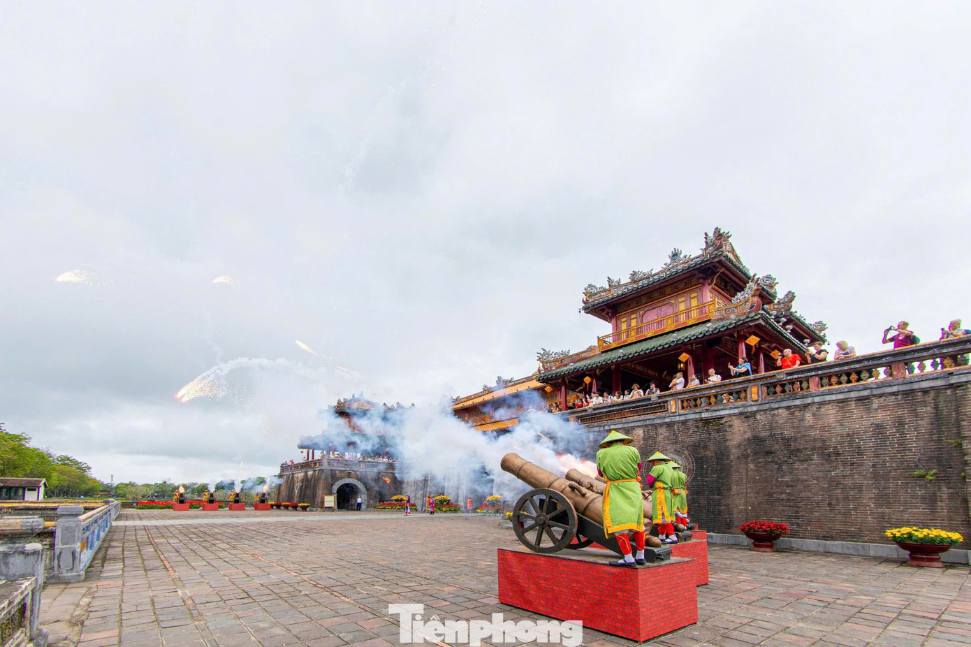 Du khách ùn ùn ‘xông đất’ Đại nội Huế - Ảnh 8