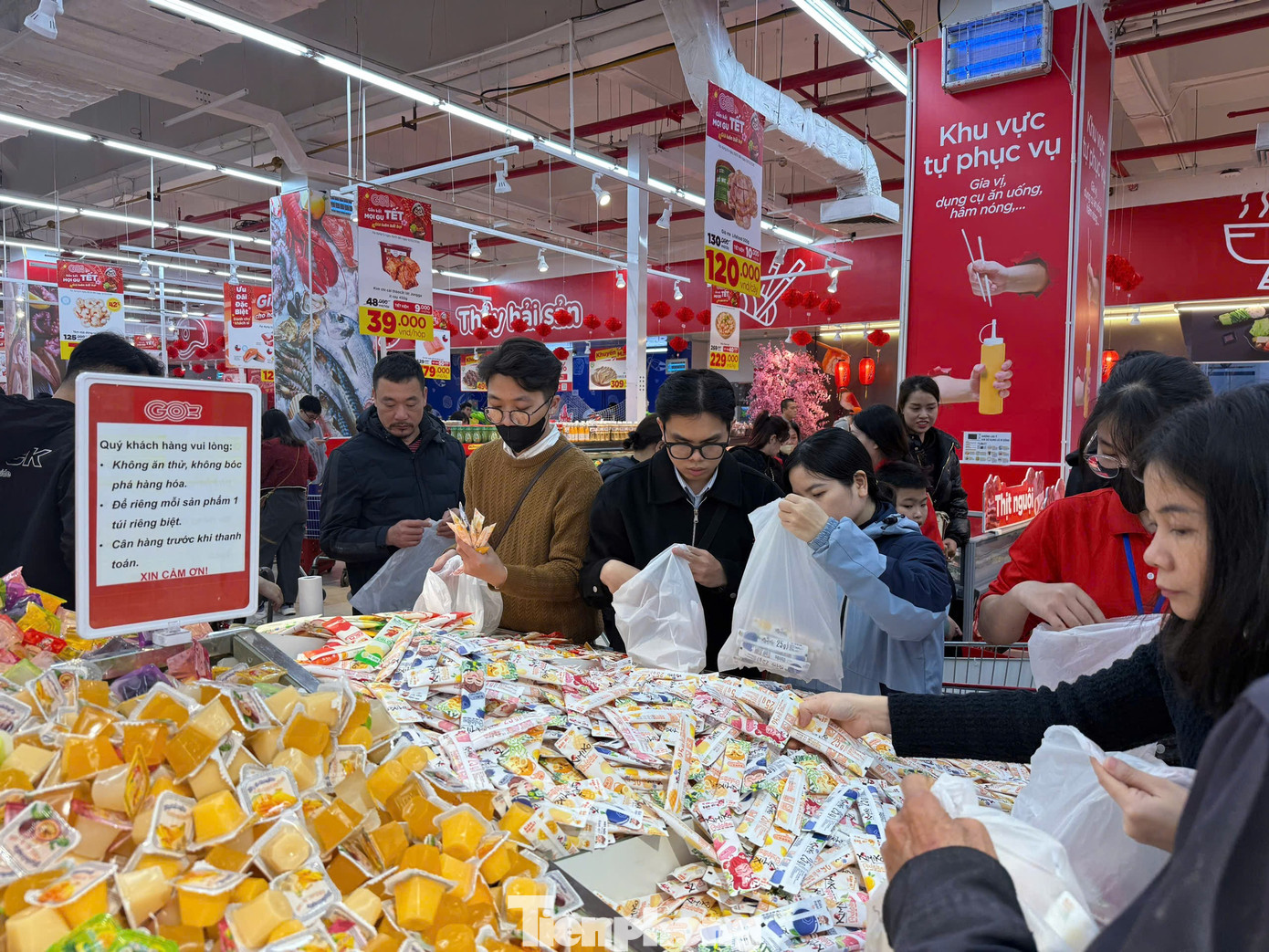 Cảnh lạ lùng tại siêu thị, trung tâm thương mại Hà Nội áp Tết - Ảnh 1