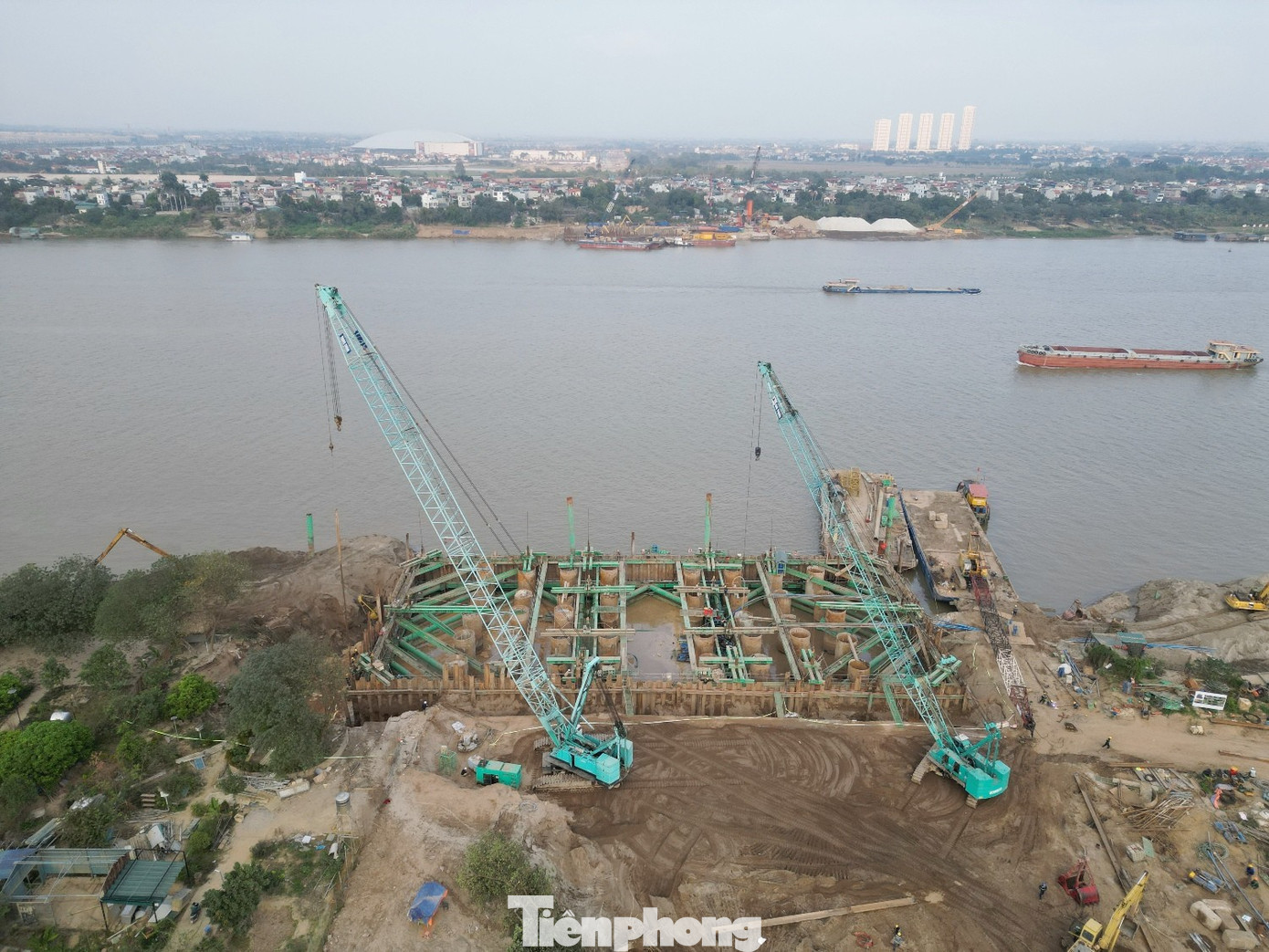 Hà Nội: Nhiều dự án giao thông công nhân 'cắm cờ, dựng trại' quyết tâm vượt tiến độ - Ảnh 6