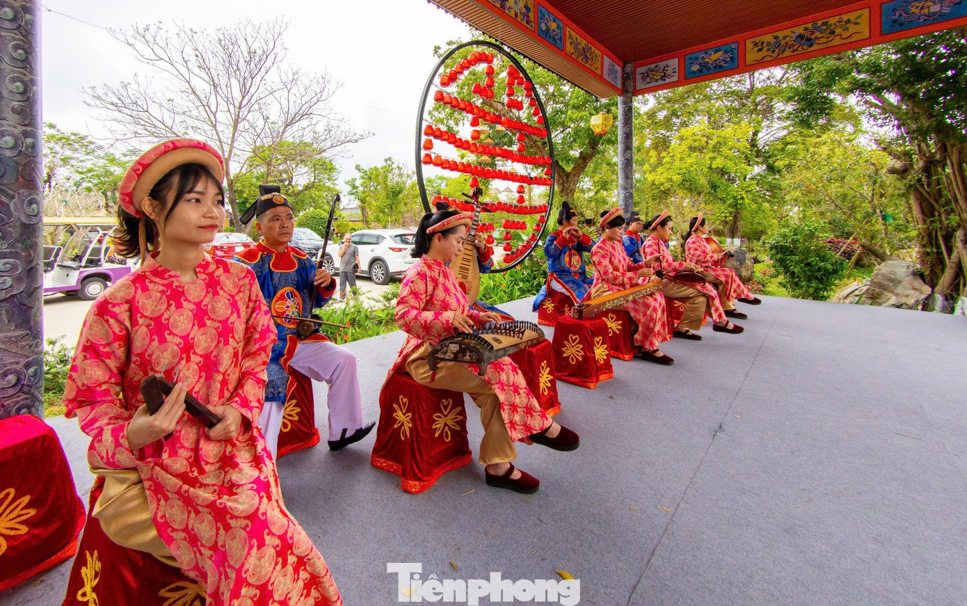 Du khách ùn ùn ‘xông đất’ Đại nội Huế - Ảnh 11