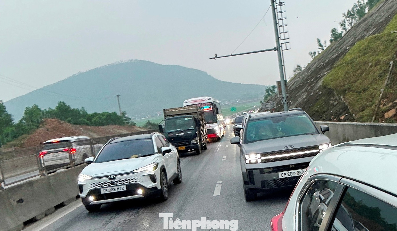 Cao tốc Bắc Nam qua hầm Thần Vũ ùn tắc liên tục - Ảnh 7
