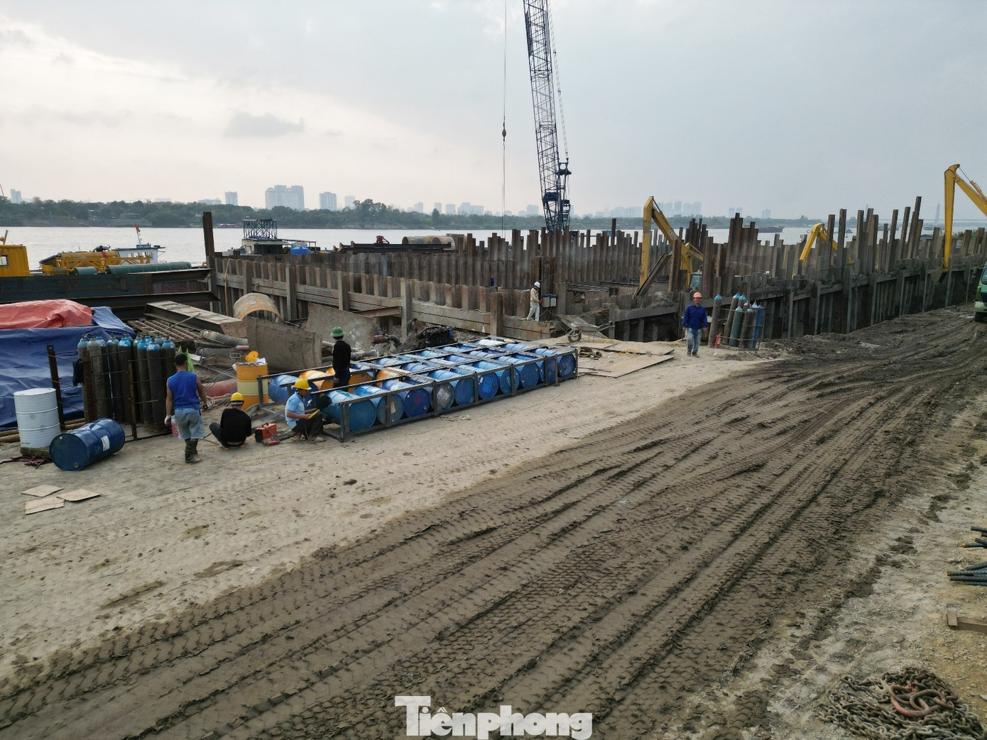 Hà Nội: Nhiều dự án giao thông công nhân 'cắm cờ, dựng trại' quyết tâm vượt tiến độ - Ảnh 7