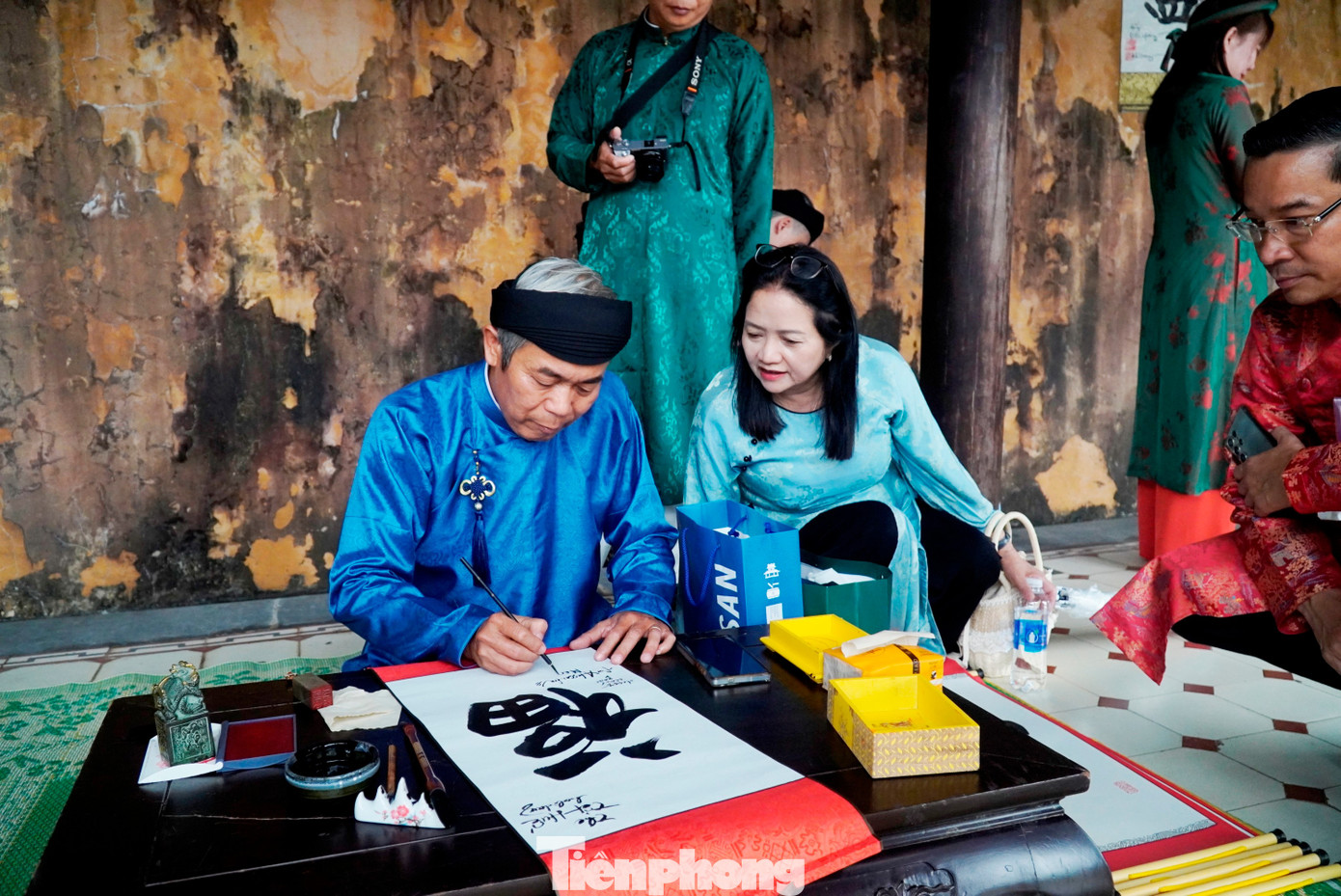 Du khách ùn ùn ‘xông đất’ Đại nội Huế - Ảnh 12