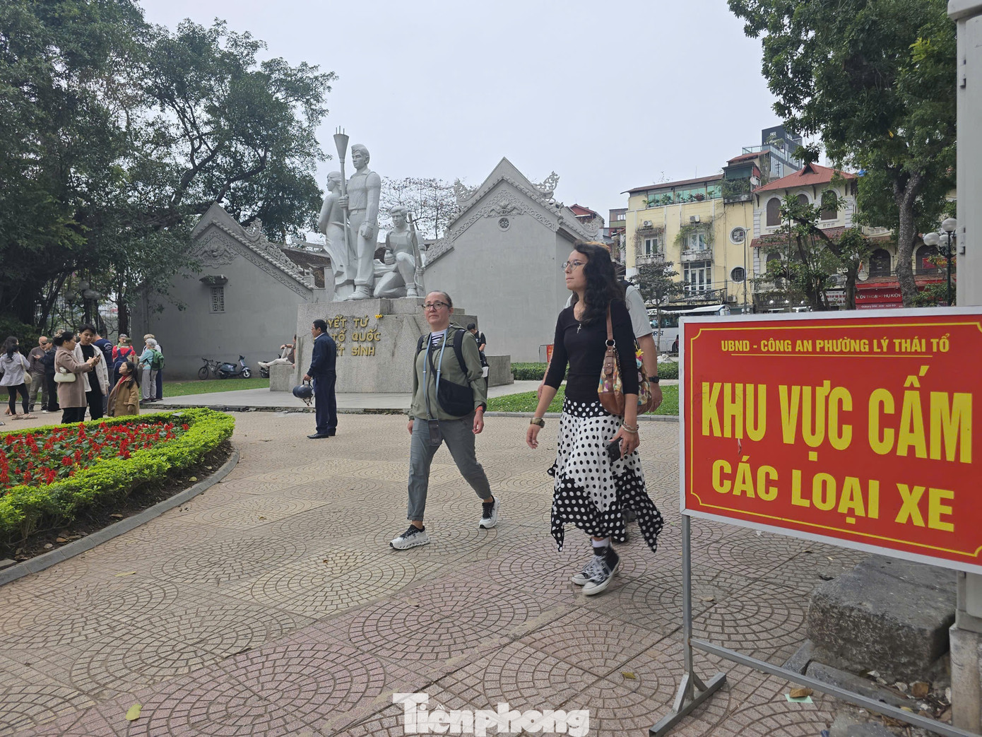 Xử lý loạt bãi xe tự phát quanh hồ Hoàn Kiếm - Ảnh 1