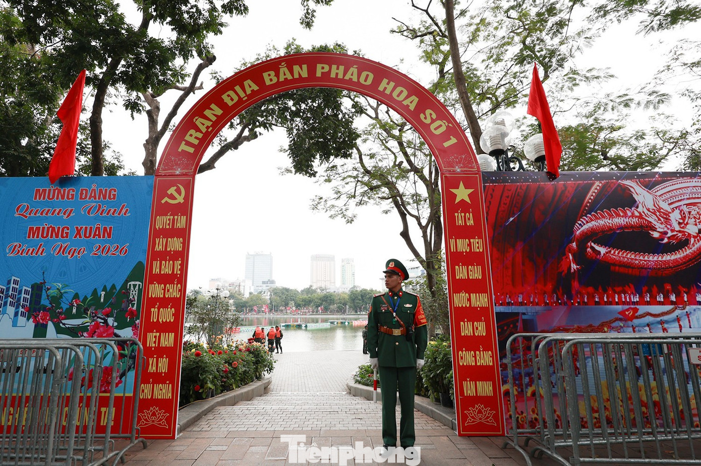 Trận địa pháo hoa bên Hồ Gươm sẵn sàng khai hỏa đón Giao thừa - Ảnh 1