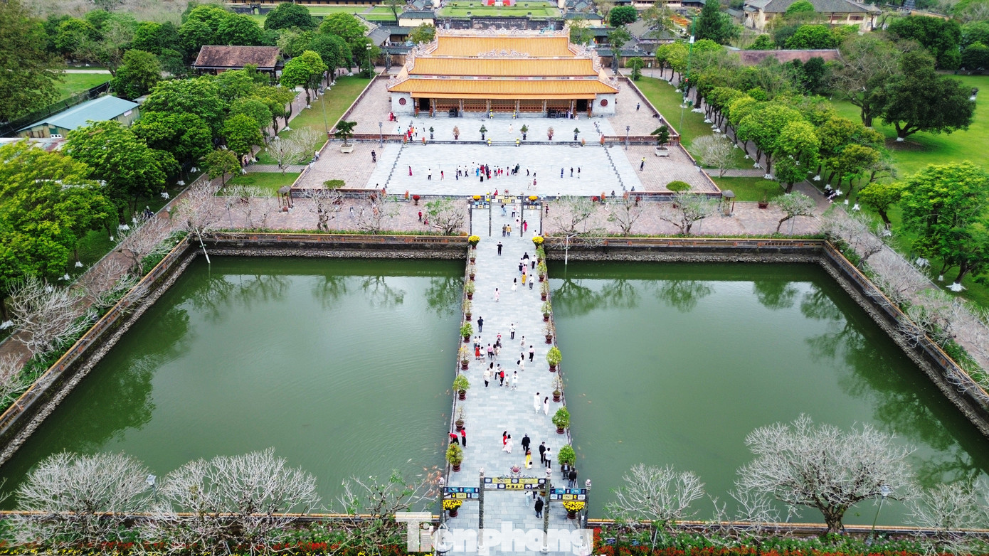 Du khách ùn ùn ‘xông đất’ Đại nội Huế - Ảnh 18