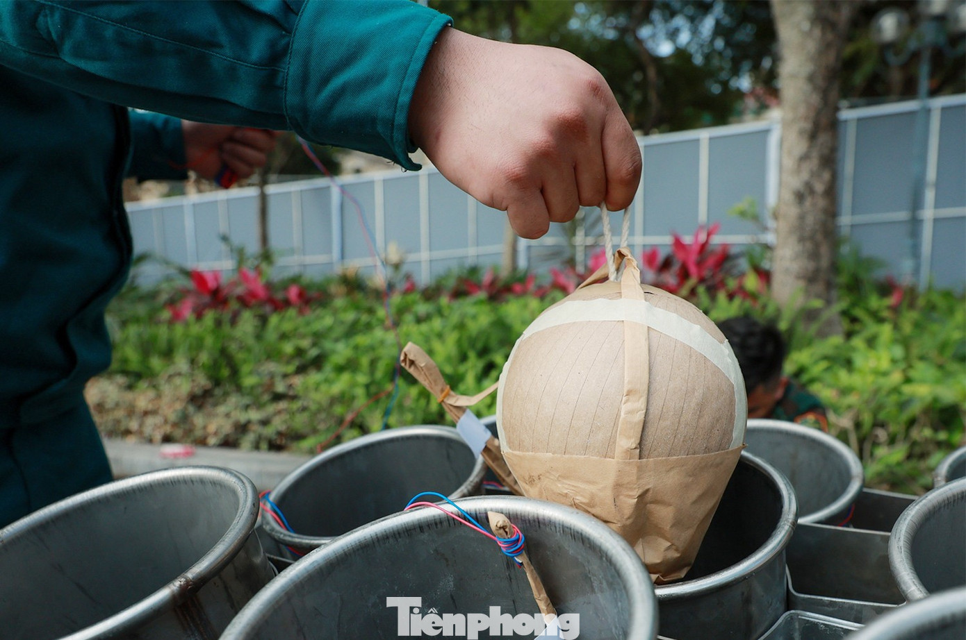 Trận địa pháo hoa bên Hồ Gươm sẵn sàng khai hỏa đón Giao thừa - Ảnh 4