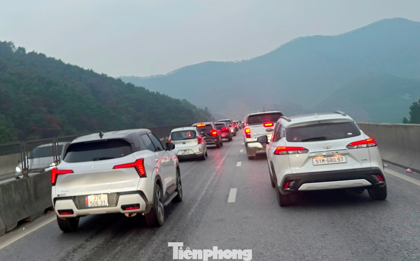 Cao tốc Bắc Nam qua hầm Thần Vũ ùn tắc liên tục - Ảnh 9