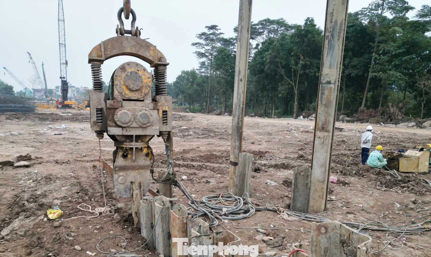 Hà Nội: Nhiều dự án giao thông công nhân 'cắm cờ, dựng trại' quyết tâm vượt tiến độ - Ảnh 9