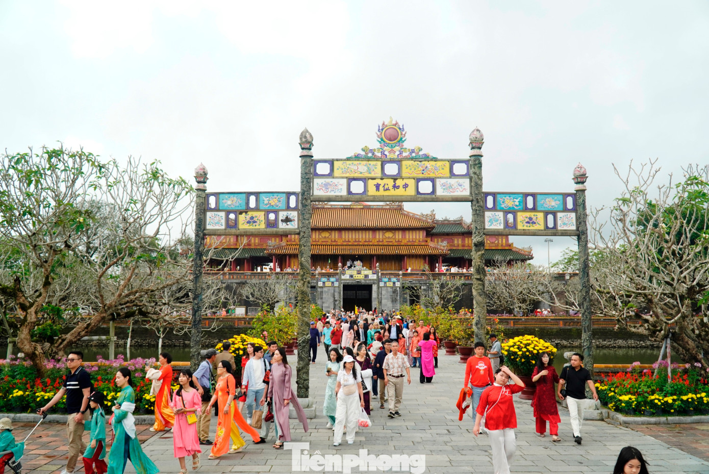 Du khách ùn ùn ‘xông đất’ Đại nội Huế - Ảnh 19