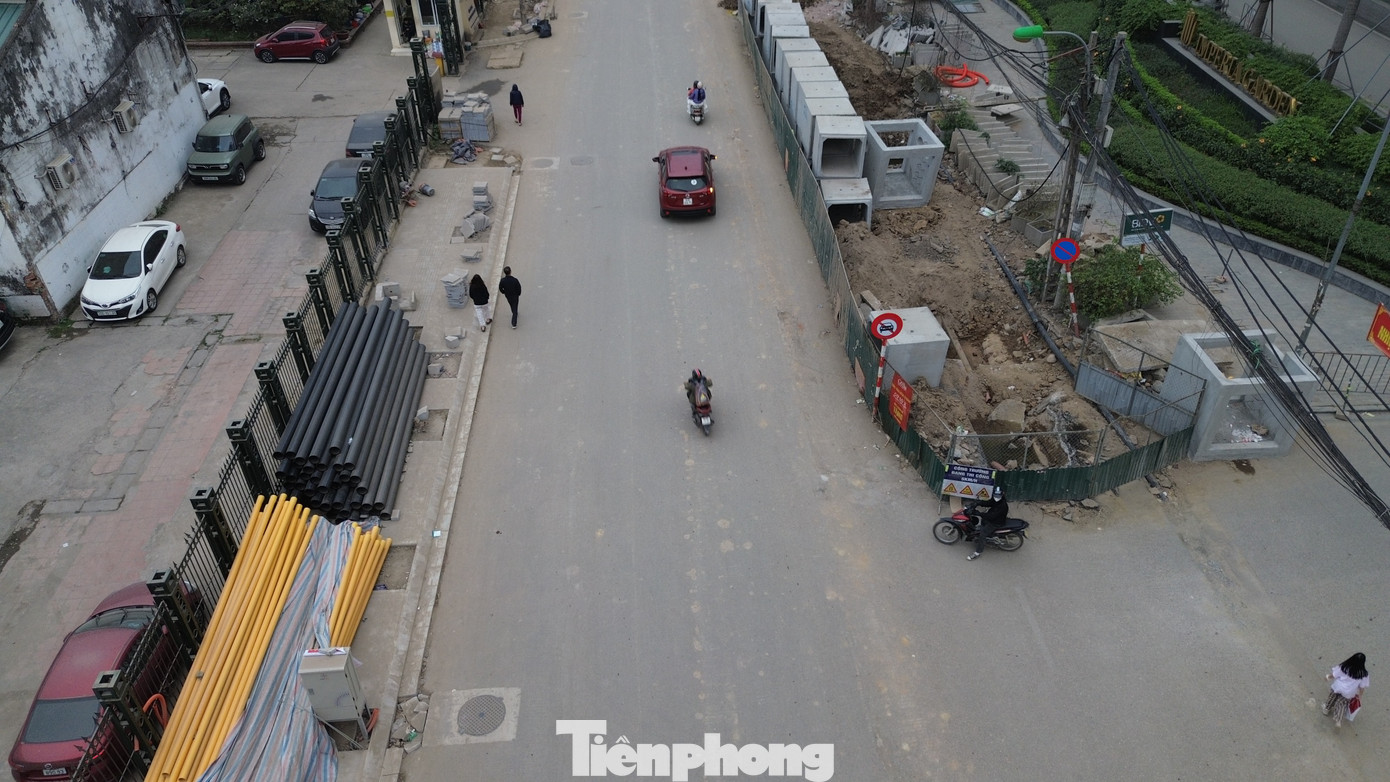 Hà Nội: Biển cấm ô tô xuất hiện giữa tuyến Nguyễn Tuân, tài xế lo 'dính' phạt nguội - Ảnh 1