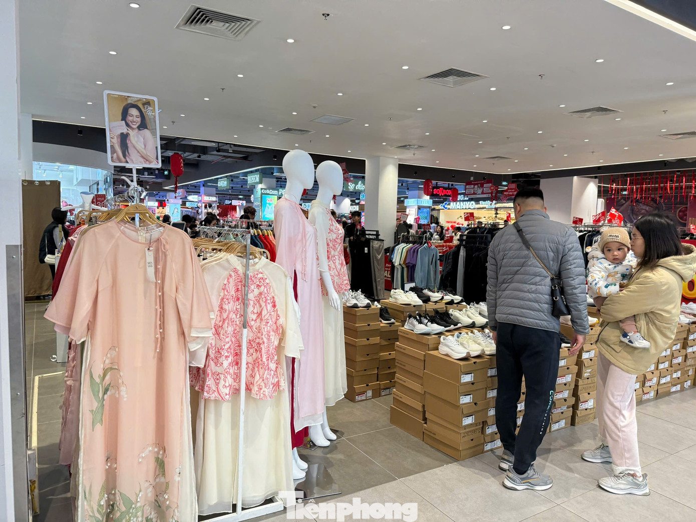 Cảnh lạ lùng tại siêu thị, trung tâm thương mại Hà Nội áp Tết - Ảnh 5