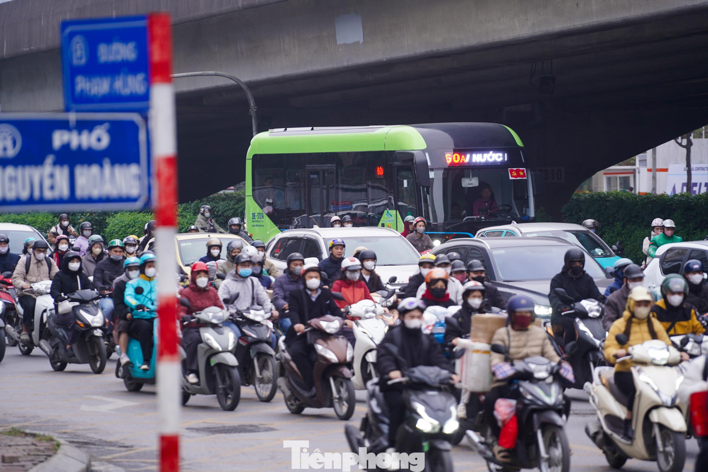 Dòng xe ùn ùn rời phố về quê nghỉ Tết, cửa ngõ Thủ đô tắc cứng - Ảnh 1