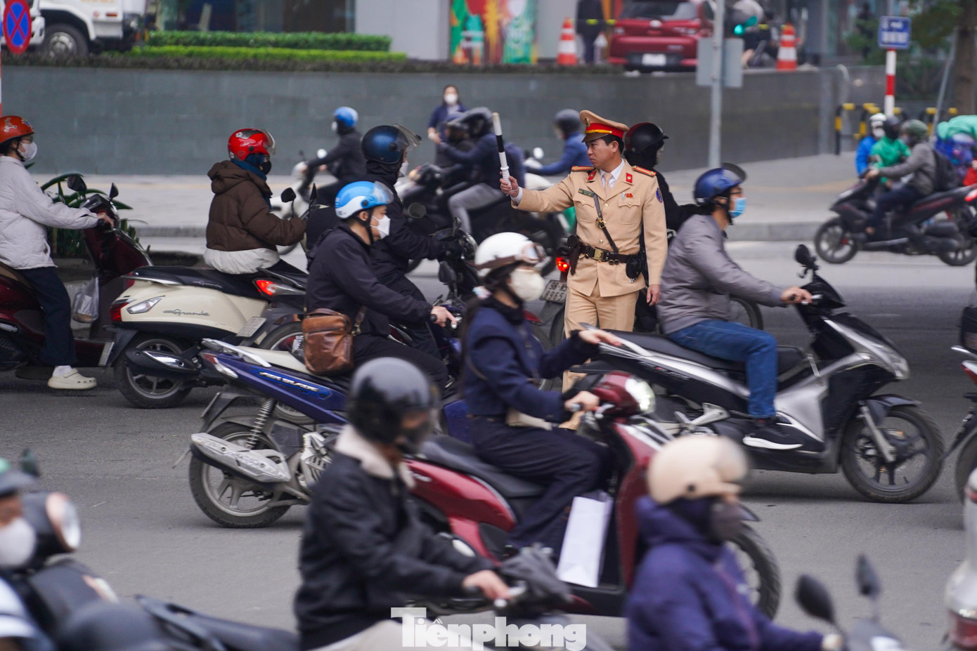 Dòng xe ùn ùn rời phố về quê nghỉ Tết, cửa ngõ Thủ đô tắc cứng - Ảnh 12