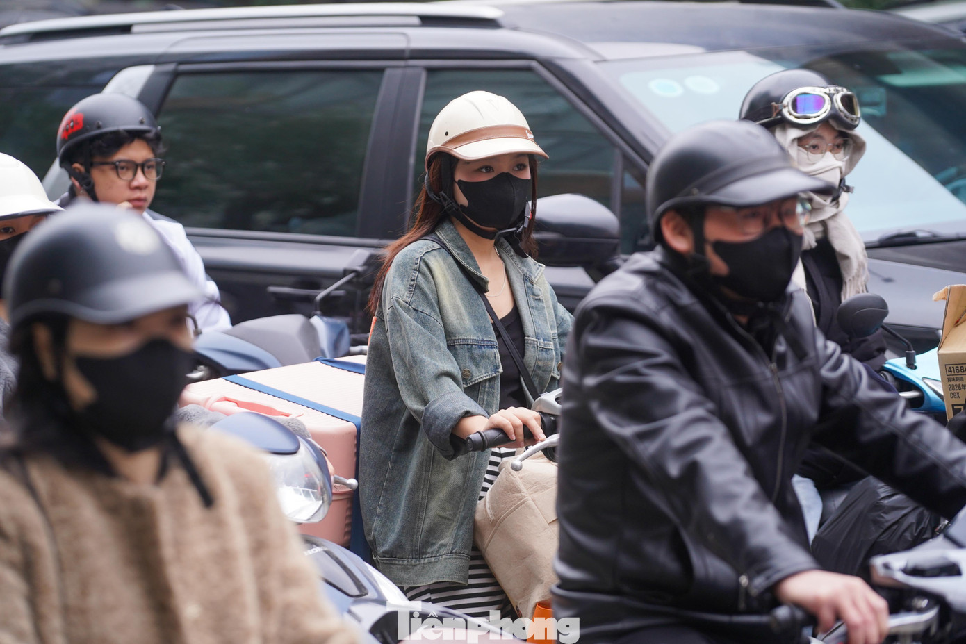 Dòng xe ùn ùn rời phố về quê nghỉ Tết, cửa ngõ Thủ đô tắc cứng - Ảnh 8