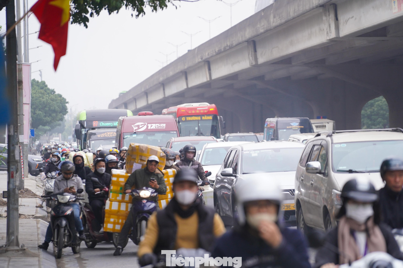 Dòng xe ùn ùn rời phố về quê nghỉ Tết, cửa ngõ Thủ đô tắc cứng - Ảnh 3