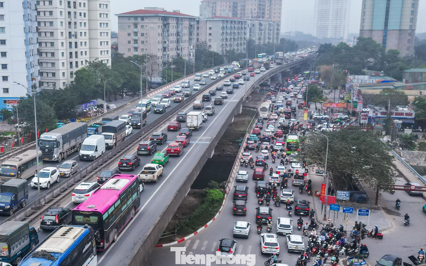 Dòng xe ùn ùn rời phố về quê nghỉ Tết, cửa ngõ Thủ đô tắc cứng - Ảnh 13