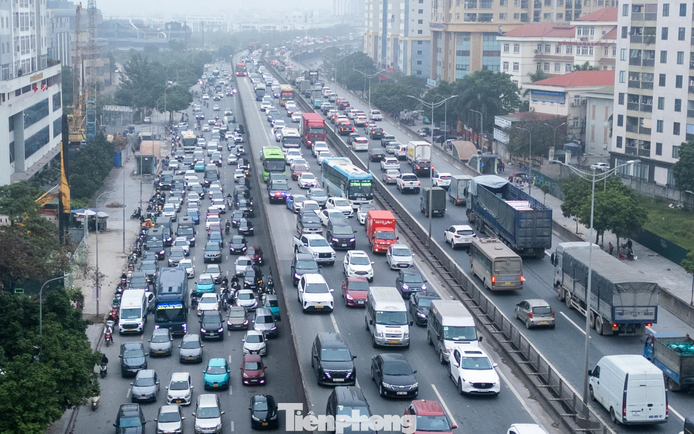 Dòng xe ùn ùn rời phố về quê nghỉ Tết, cửa ngõ Thủ đô tắc cứng - Ảnh 2