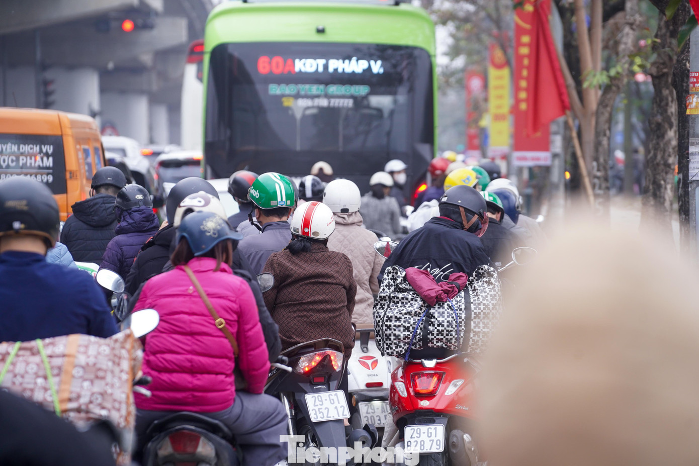 Dòng xe ùn ùn rời phố về quê nghỉ Tết, cửa ngõ Thủ đô tắc cứng - Ảnh 9