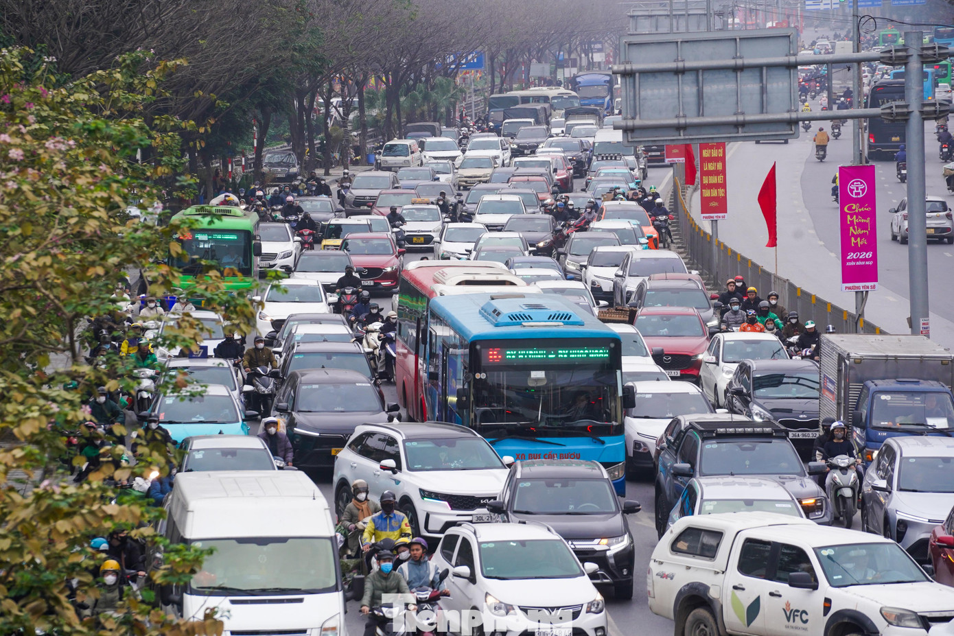 Dòng xe ùn ùn rời phố về quê nghỉ Tết, cửa ngõ Thủ đô tắc cứng - Ảnh 10