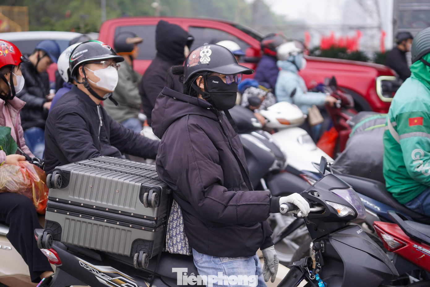 Dòng xe ùn ùn rời phố về quê nghỉ Tết, cửa ngõ Thủ đô tắc cứng - Ảnh 6