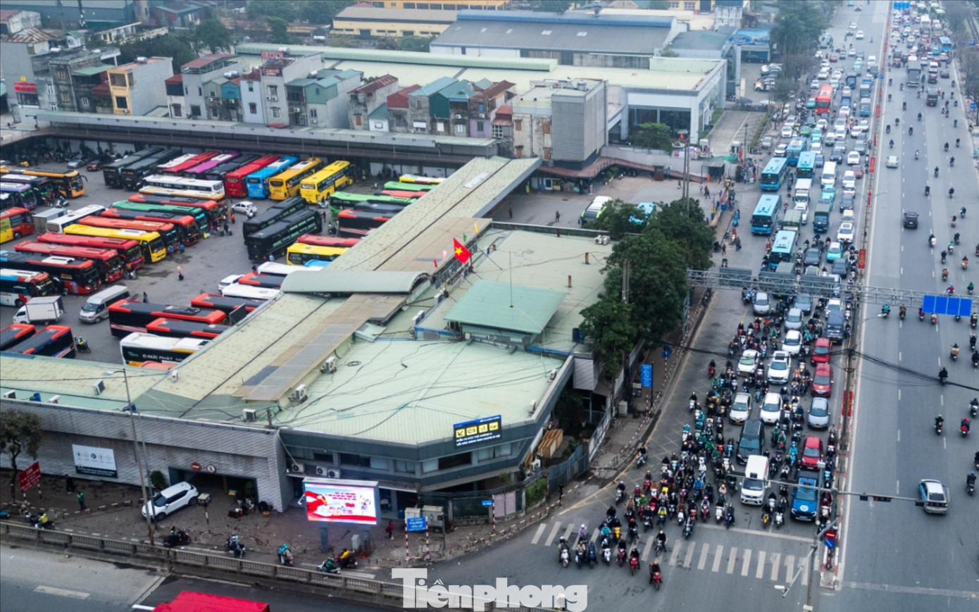 Dòng xe ùn ùn rời phố về quê nghỉ Tết, cửa ngõ Thủ đô tắc cứng - Ảnh 11