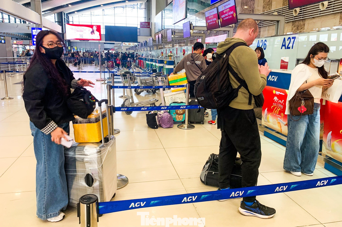 Lạ thường sân bay Nội Bài sáng 29 Tết - Ảnh 2