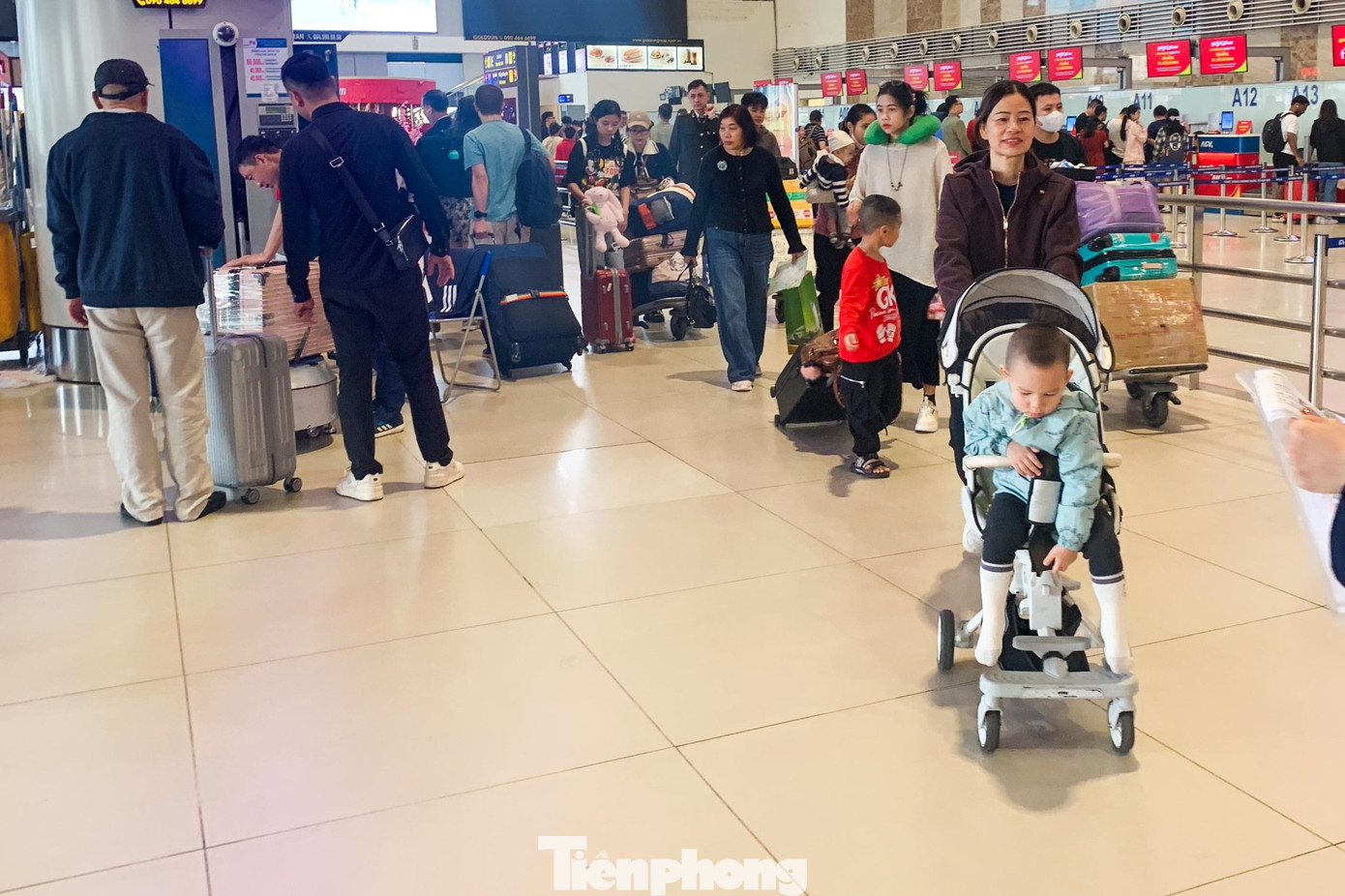 Lạ thường sân bay Nội Bài sáng 29 Tết - Ảnh 5