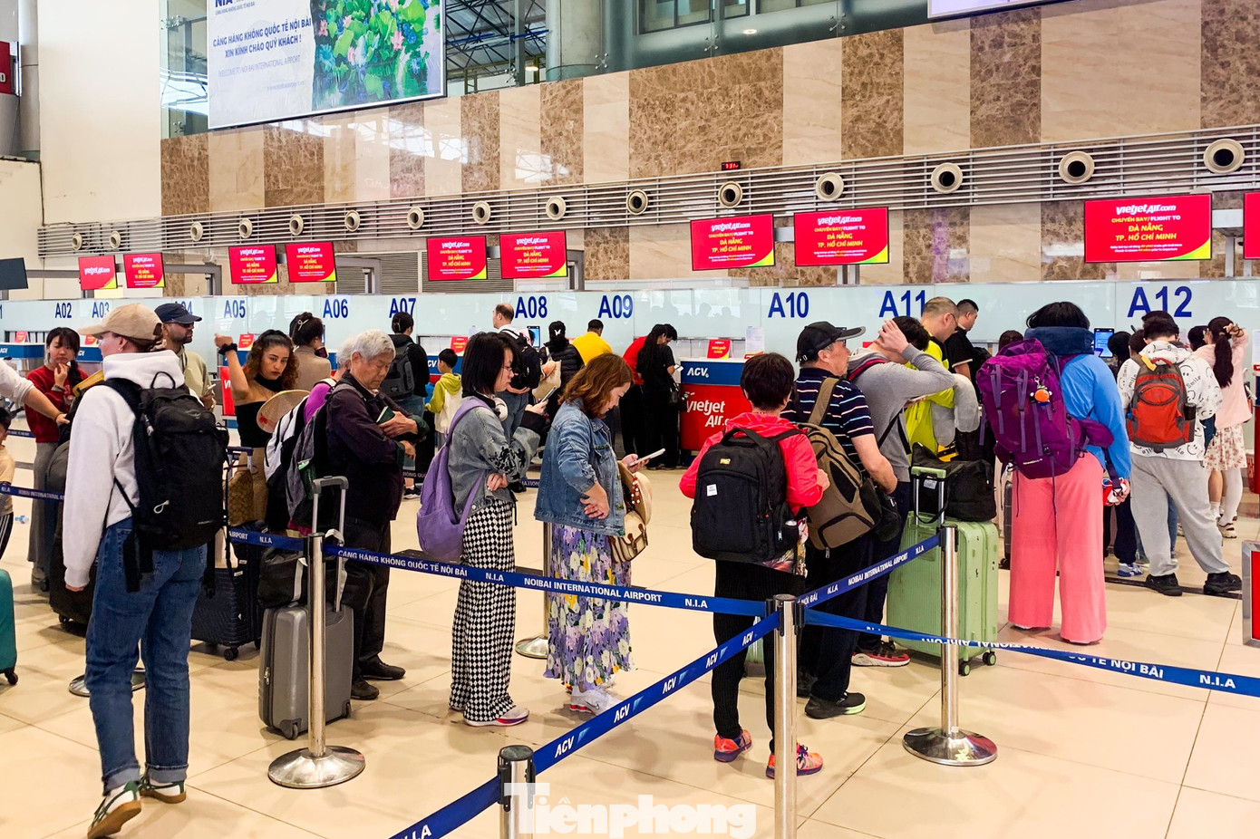 Lạ thường sân bay Nội Bài sáng 29 Tết - Ảnh 3