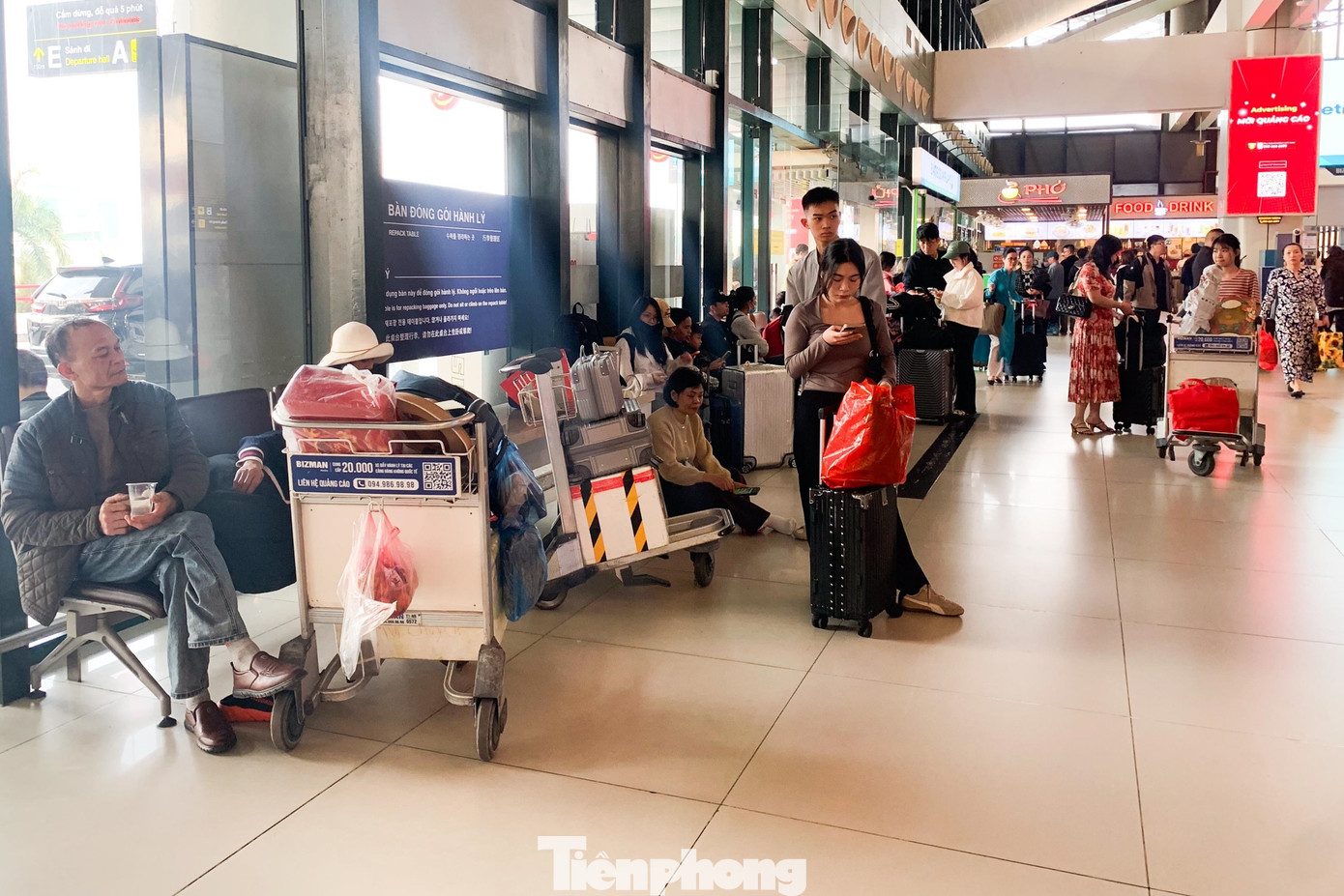 Lạ thường sân bay Nội Bài sáng 29 Tết - Ảnh 4