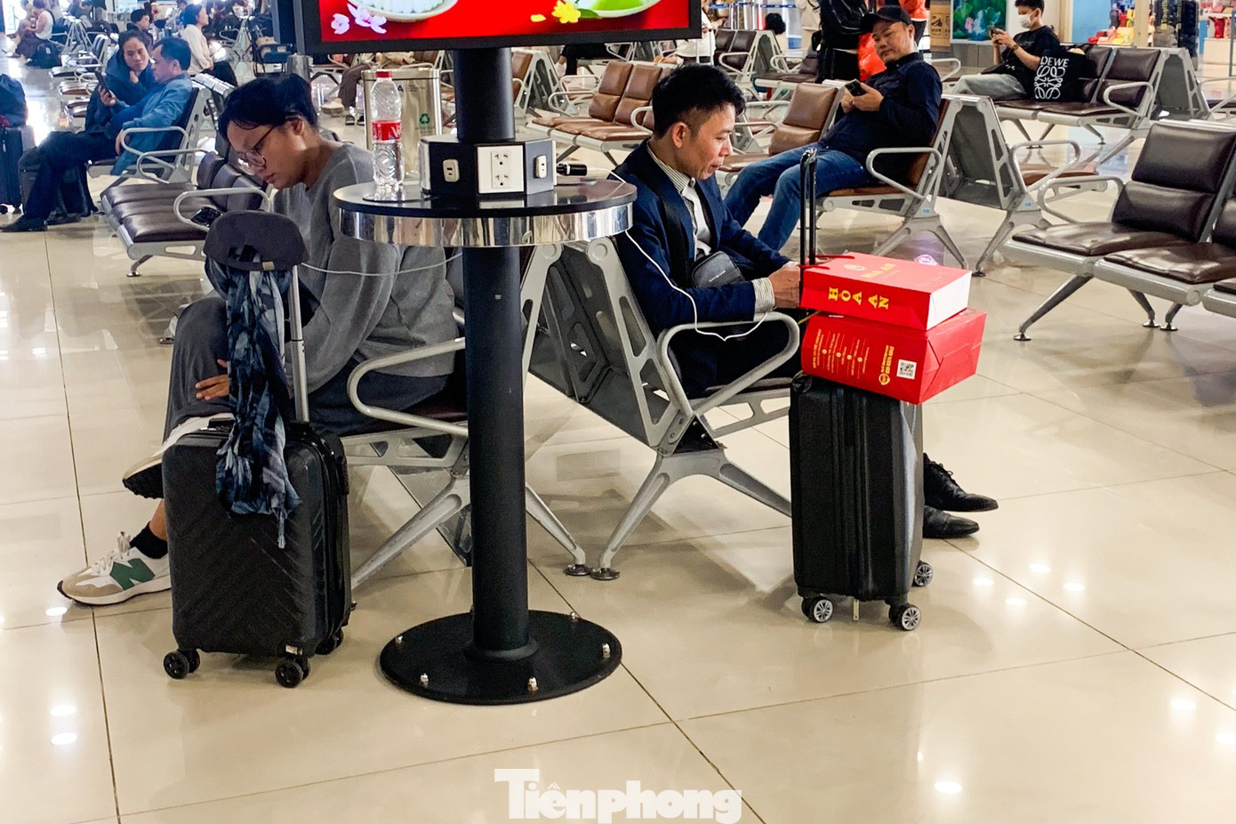 Lạ thường sân bay Nội Bài sáng 29 Tết - Ảnh 7