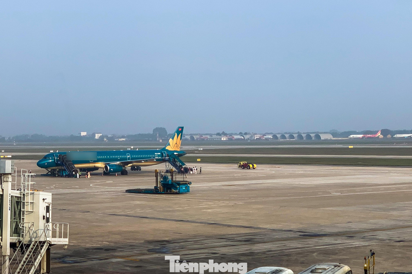 Lạ thường sân bay Nội Bài sáng 29 Tết - Ảnh 13