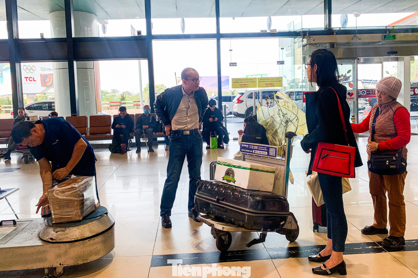 Lạ thường sân bay Nội Bài sáng 29 Tết - Ảnh 6