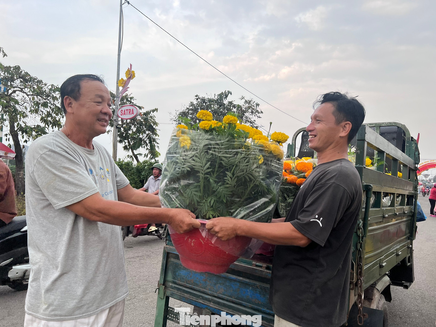 Giá rẻ khó tin: Hoa Tết chỉ 20.000 đồng/chậu ở TPHCM - Ảnh 9