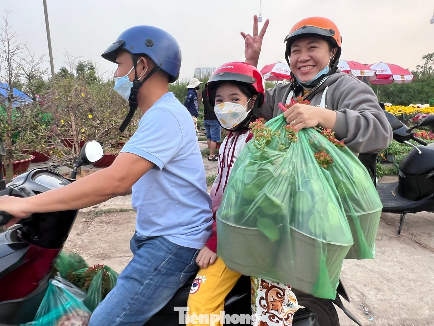 Giá rẻ khó tin: Hoa Tết chỉ 20.000 đồng/chậu ở TPHCM - Ảnh 8