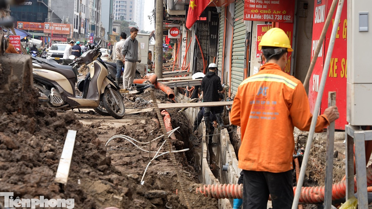 Cận cảnh đường Nguyễn Tuân lầy lội như ruộng cày trước Tết Bính Ngọ - Ảnh 3