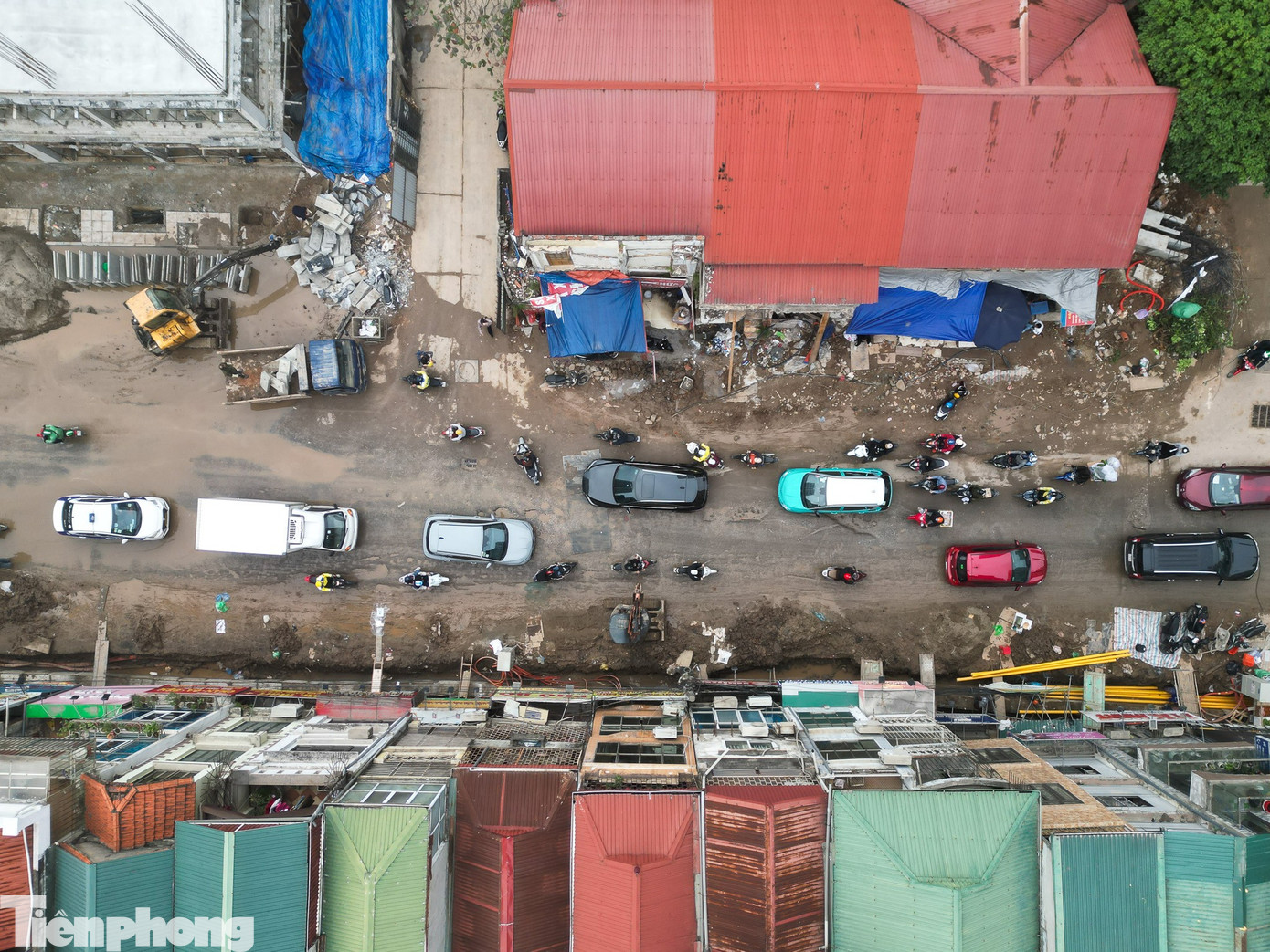 Cận cảnh đường Nguyễn Tuân lầy lội như ruộng cày trước Tết Bính Ngọ - Ảnh 10