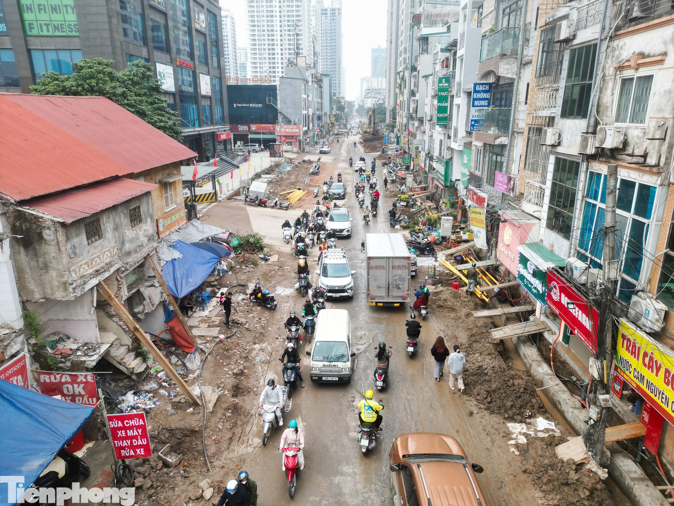 Cận cảnh đường Nguyễn Tuân lầy lội như ruộng cày trước Tết Bính Ngọ - Ảnh 1