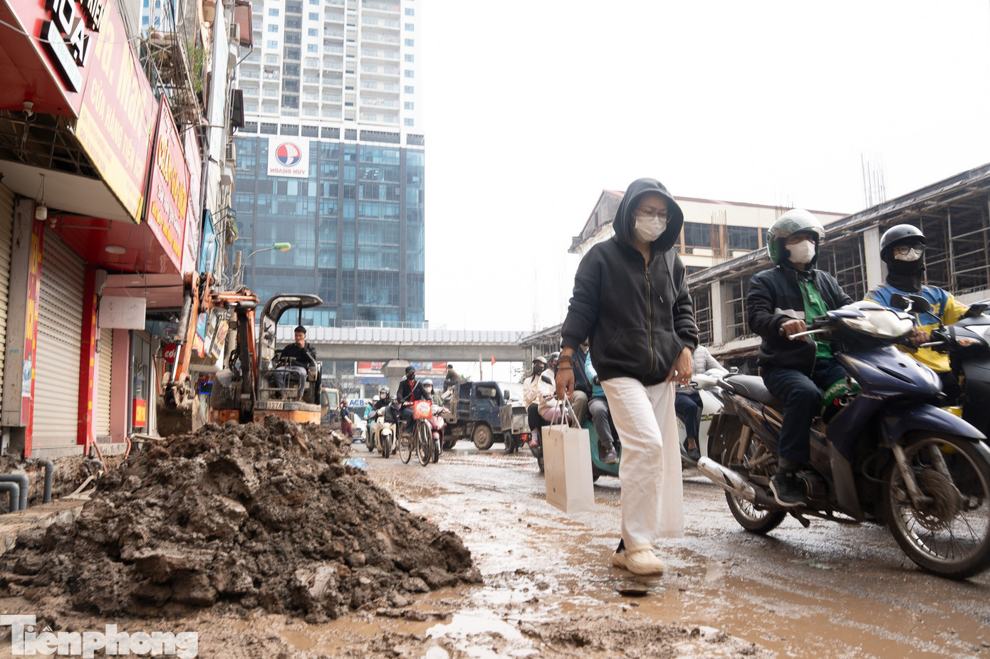 Cận cảnh đường Nguyễn Tuân lầy lội như ruộng cày trước Tết Bính Ngọ - Ảnh 2