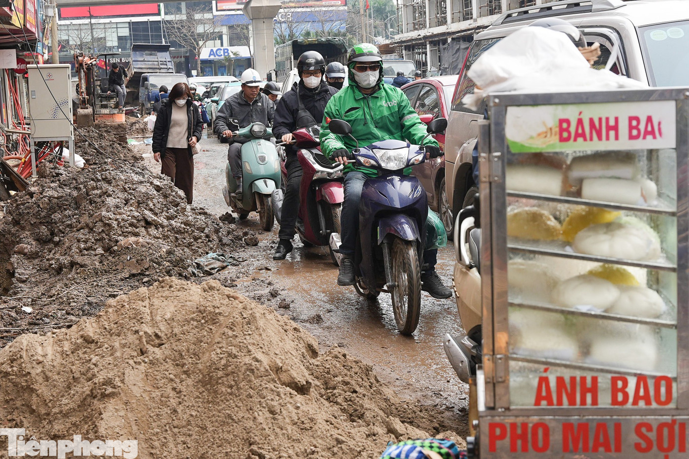 Cận cảnh đường Nguyễn Tuân lầy lội như ruộng cày trước Tết Bính Ngọ - Ảnh 7