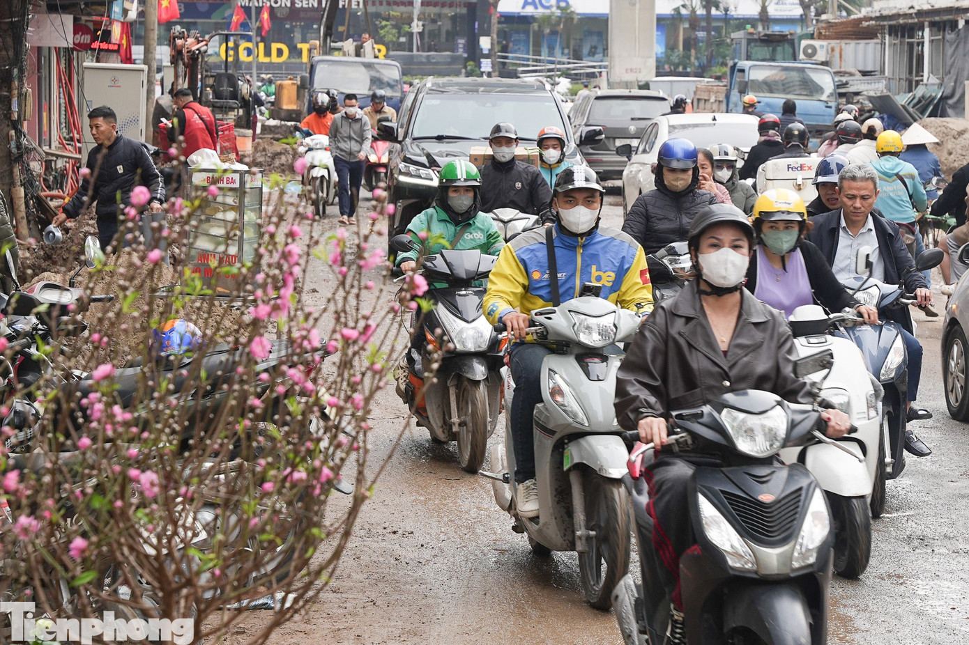 Cận cảnh đường Nguyễn Tuân lầy lội như ruộng cày trước Tết Bính Ngọ - Ảnh 6