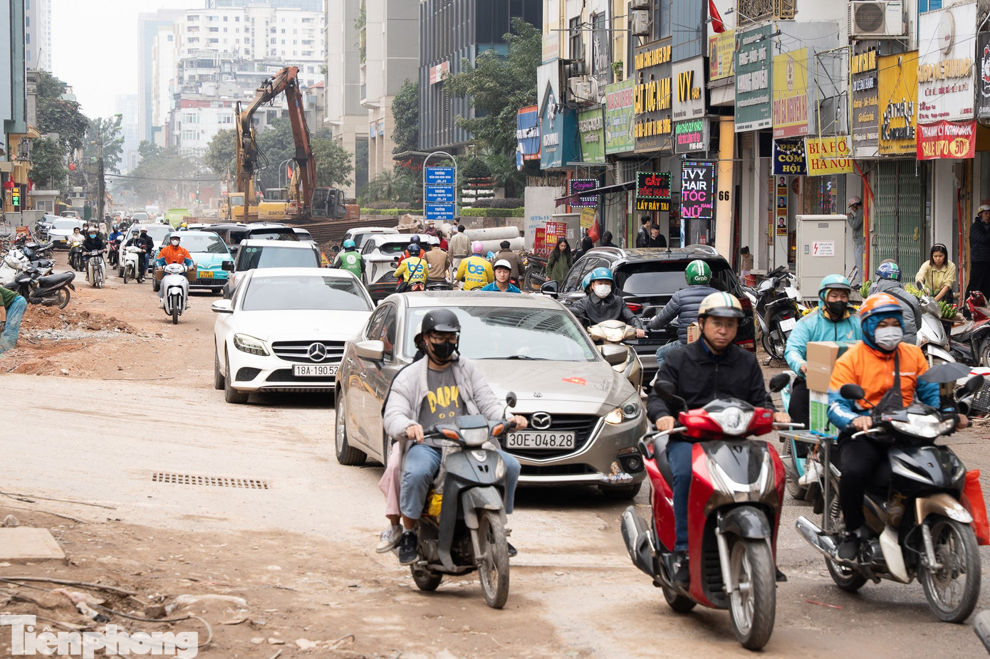 Cận cảnh đường Nguyễn Tuân lầy lội như ruộng cày trước Tết Bính Ngọ - Ảnh 9