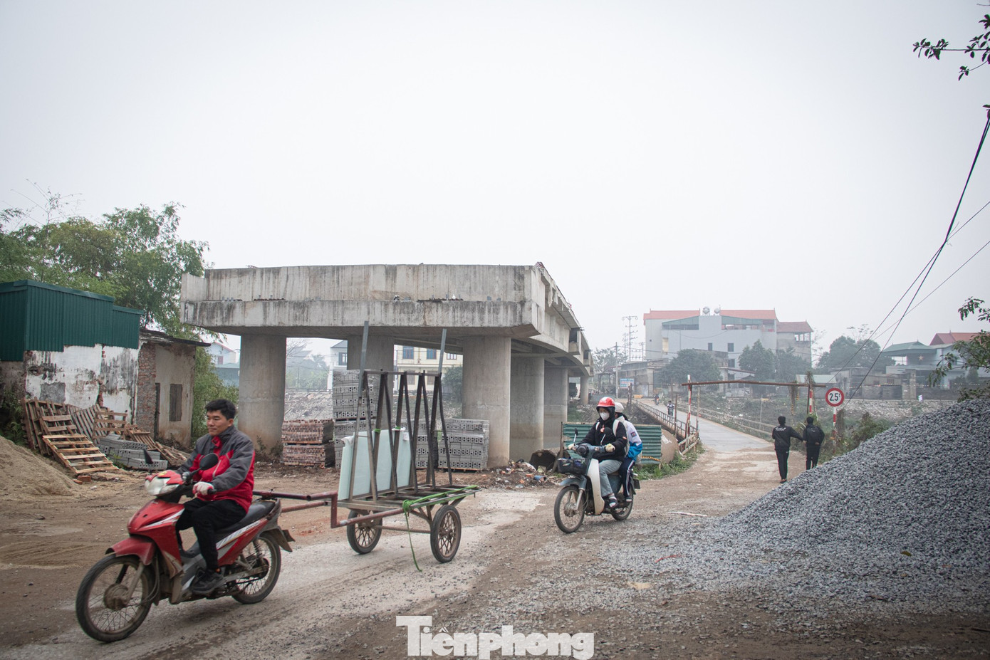 Hà Nội: Dự án cầu dừng thi công hơn nửa năm do vướng mặt bằng - Ảnh 1